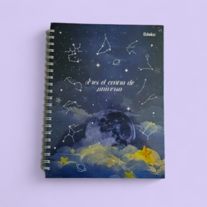 Libreta Ädeko de espiral con pasta dura. Diseño cósmico de noche estrellada y luna, con la frase "Eres el centro del universo.